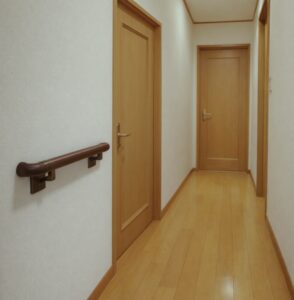 在宅介護の転倒防止に廊下へ手すりをDIY設置｜費用2万円でできた安全対策